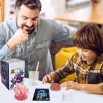 Homem e criança a explorar cristais com o kit, incluindo uma lâmpada de plasma, cristais coloridos e um dispositivo digital de observação.
