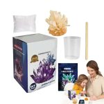 Conjunto de materiais para cultivo de cristais, incluindo cristais, recipiente, pau de madeira, saco de mistura, manual e uma criança a explorar o kit com uma adulta.
