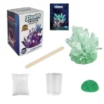Conjunto de materiais para cultivo de cristais, incluindo caixa, molde, bastão, pó de cristal, copo e pedra de suporte.