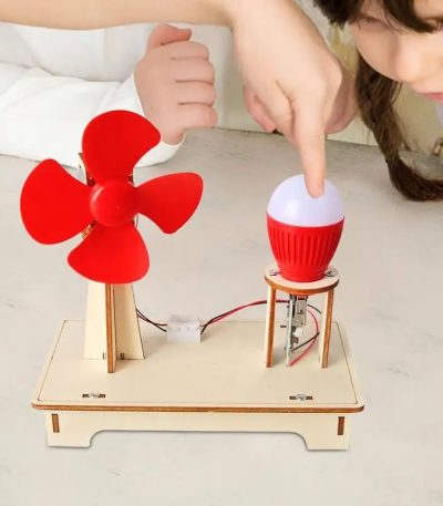Criança a interagir com um gerador eólico de brinquedo e uma lâmpada LED, demonstrando energia renovável e eletricidade.
