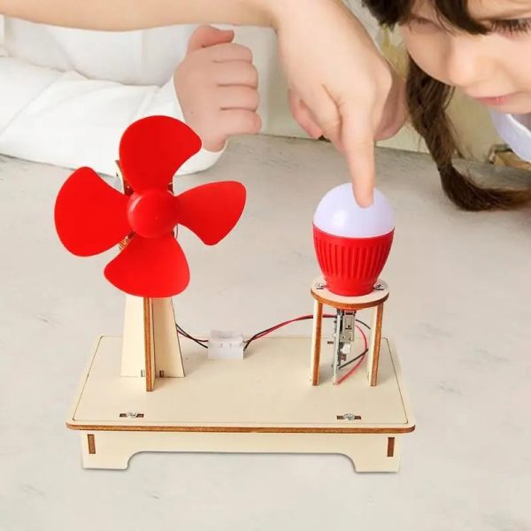 Criança a interagir com um gerador eólico de brinquedo e uma lâmpada LED, demonstrando energia renovável e eletricidade.