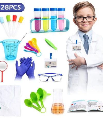 Conjunto de instrumentos de laboratório para crianças, incluindo tubos de ensaio, pipetas, luvas, óculos de proteção, balão medidor, colher de medição, e um jovem cientista com jaleco e óculos.