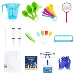 Conjunto de utensílios de plástico coloridos para experiências de química, incluindo medidor, colheres, tubos de ensaio, luvas e manual.