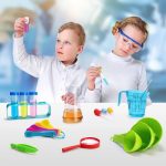Duas crianças a realizar experiências de química com tubos de ensaio, líquidos coloridos e utensílios de laboratório em ambiente de aprendizagem.