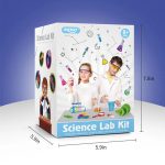 Caixa do kit de ciência com ilustrações de crianças a fazer experiências com tubos de ensaio, pipetas e reagentes coloridos, decorada com elementos científicos e estrelas.