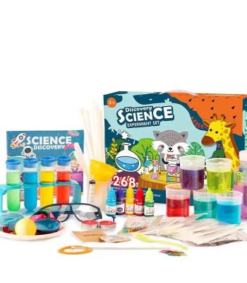 Conjunto de materiais de laboratório coloridos, tubos de ensaio, pipetas, óculos de proteção e acessórios para experiências científicas infantis.