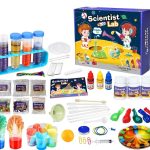 Conjunto de materiais de laboratório com tubos, pipetas, corantes, balões, e acessórios para experiências científicas infantis.