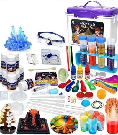 Conjunto de materiais de ciência com tubos, reagentes, pipetas, óculos de proteção, e instrumentos de experimentação para crianças.