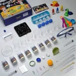 Conjunto de material científico para experiências educativas e lúdicas, incluindo frascos, pipetas, cápsulas, corantes e acessórios para experiências de química e biologia.