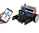 Robô com sensores e motores, controlado por aplicação móvel, com rodas e componentes eletrónicos visíveis.
