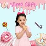 Menina com laço rosa a brincar com slime amarelo, rodeada de doces de plástico e doces de açúcar decorativos.