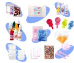 Conjunto de ingredientes e utensílios para fazer slime de gelado, incluindo corantes, confetes, moldes, e recipientes transparentes.