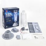Componentes do kit Tornado, incluindo garrafa, base, motor, instruções e acessórios, dispostos sobre uma superfície branca.
