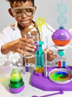 Criança com óculos de proteção a realizar experiência com tubos de ensaio coloridos e equipamento de laboratório de ciência.