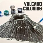 Vulcão de papelão com buraco no topo, acompanhado de tintas coloridas e pincel para atividades educativas.