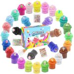 Conjunto de 20 potes de slime colorido com diferentes cores e decorações, incluindo glitter, pequenos enfeites e utensílios para manipular o slime.