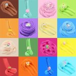 Vários tubos de slime colorido com diferentes texturas e decorações, incluindo unicórnios, arco-íris e flores, em fundos de cores distintas.