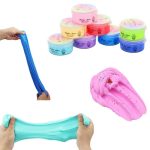 Vários potes de slime colorido em tons de rosa, azul, verde, amarelo e roxo, com textura viscosa e brilhante, além de mãos esticando o slime.