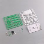 Componentes do kit solar, incluindo painéis, motor, cabos, e instruções, dispostos sobre uma mesa.