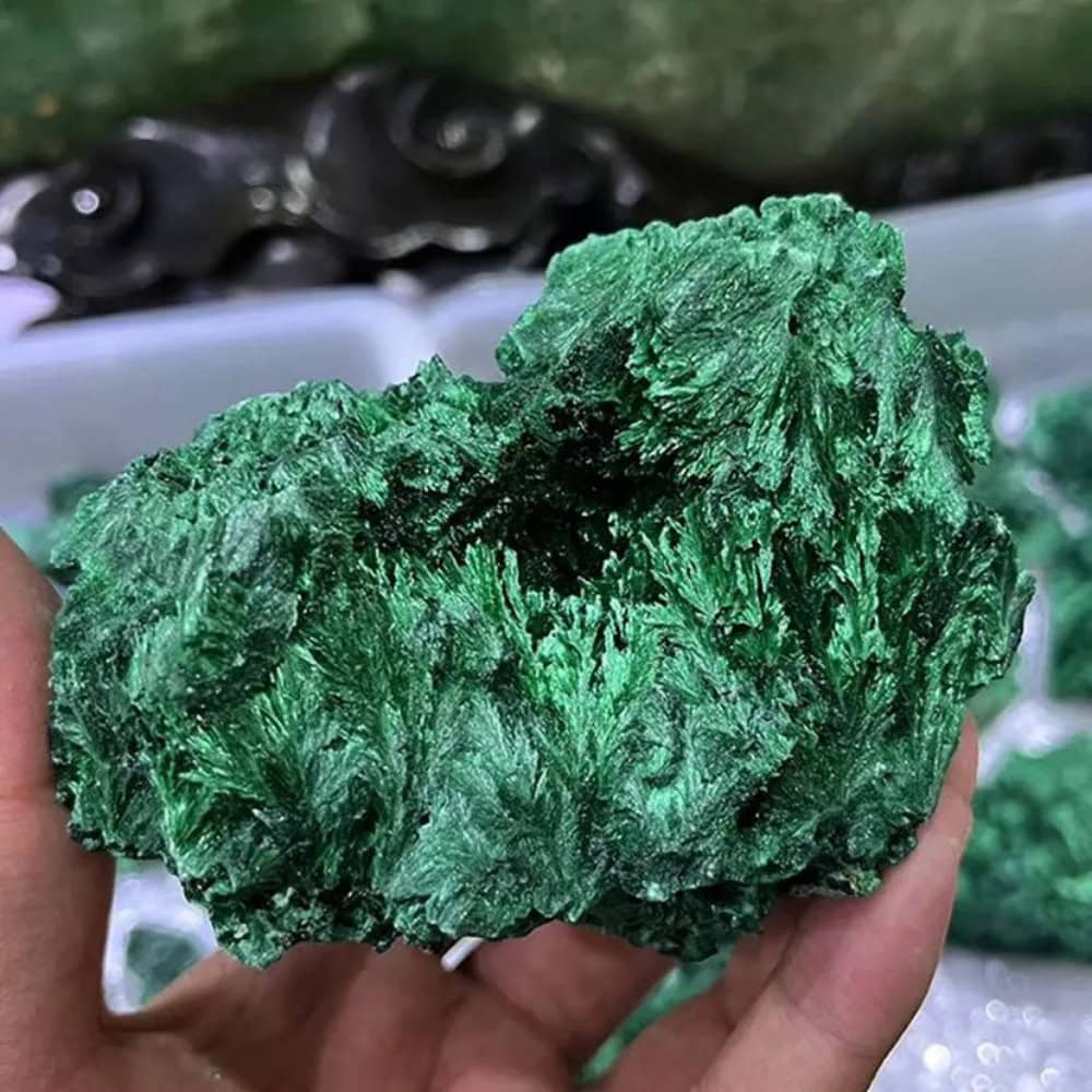 Malaquite verde com textura fibrosa e detalhes cristalinos visíveis, vista de perto, destacando a estrutura mineral.