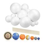 Conjunto de modelos de planetas e estrelas em diferentes tamanhos e cores, incluindo uma representação da Terra, Marte, Saturno e outros corpos celestes, além de uma estrutura de linhas para montagem.