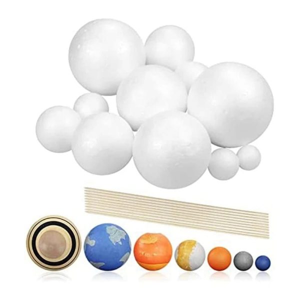 Conjunto de modelos de planetas e estrelas em diferentes tamanhos e cores, incluindo uma representação da Terra, Marte, Saturno e outros corpos celestes, além de uma estrutura de linhas para montagem.