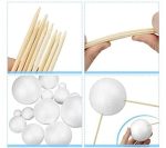 Vários tamanhos de esferas de poliestireno branco, algumas com palitos de madeira para montagem, usados em modelos científicos ou educativos.