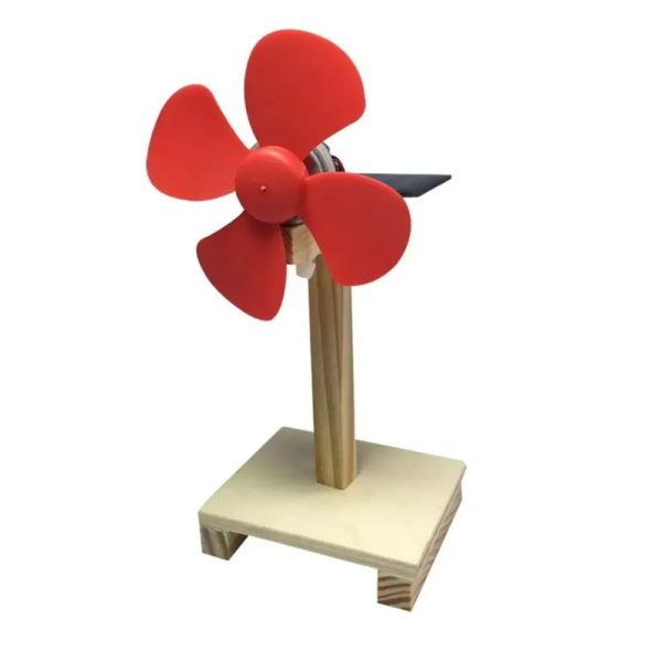 Mini moinho de vento com hélices vermelhas, base de madeira e motor solar na parte superior, usado para demonstrações de energia renovável.