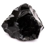 Obsidiana em bruto com superfície brilhante e forma irregular, destacando-se pela sua cor preta e textura vítrea.