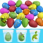Conjunto de ovos coloridos com padrão de rachaduras, alguns com dinossauros de plástico dentro, em diferentes ângulos e detalhes.