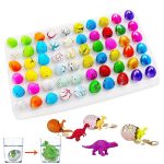 Conjunto de ovos de dinossauro de várias cores, alguns abertos revelando dinossauros de plástico dentro, com diferentes ângulos e detalhes.
