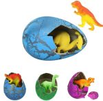 Ovo de plástico azul rachado com dinossauro amarelo dentro, e outros ovos coloridos com dinossauros em volta, em diferentes ângulos.
