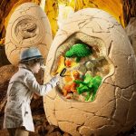 Criança a escavar brinquedos de dinossauros coloridos dentro de um ovo de grande dimensão, com ambiente de escavação de fósseis.