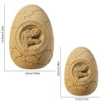 Ovo de dinossauro de cor bege com uma escultura de um dinossauro na parte superior, detalhes de rachaduras na casca, diferentes ângulos mostram o tamanho e a textura.