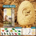 Ovo de dinossauro de cor bege com relevo de um dinossauro na parte superior, ao lado de uma caixa de embalagem com uma ilustração de dinossauro e acessórios.
