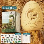 Ovo de dinossauro de grande dimensão com escultura de dinossauro na superfície, embalagem com ilustração de dinossauro e acessórios de escavação ao lado.