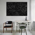 Quadro negro com fórmulas químicas, diagramas e equações escritas a giz branco, numa sala de estudo ou laboratório.