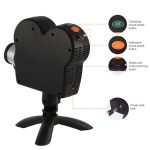 Projetor holográfico com botões de controlo para filmes de Natal e Halloween, ligado a cabo de energia, apoiado num tripé preto.