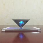 Projeção de um cogumelo bioluminescente em um dispositivo móvel com projeção holográfica triangular.