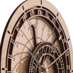 Relógio de parede com design de relógio astronómico, mostrador detalhado com números romanos e ponteiros finos, incluindo uma roda de fases da lua e detalhes de estrelas.