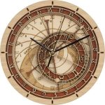 Relógio astronómico de madeira com detalhes em tons de castanho, mostrando horas, minutos e movimentos planetários internos.