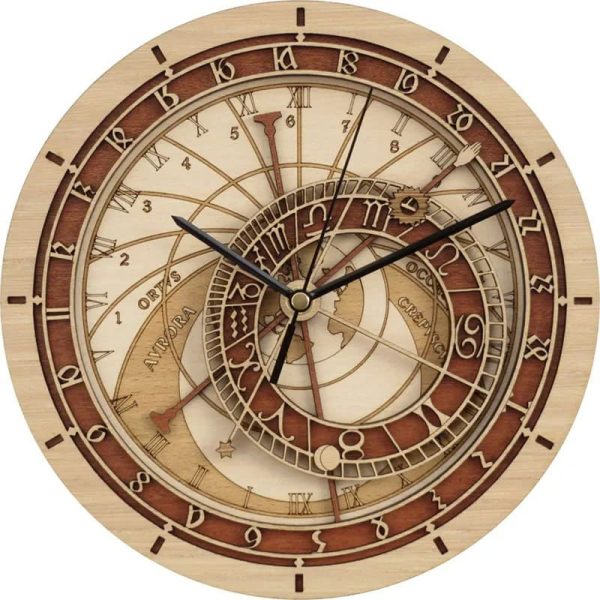 Relógio astronómico de madeira com detalhes em tons de castanho, mostrando horas, minutos e movimentos planetários internos.