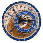 Relógio astronómico com múltiplas camadas, números romanos, símbolos zodiacais e ponteiros detalhados, exibindo horas, minutos e informações astronómicas.