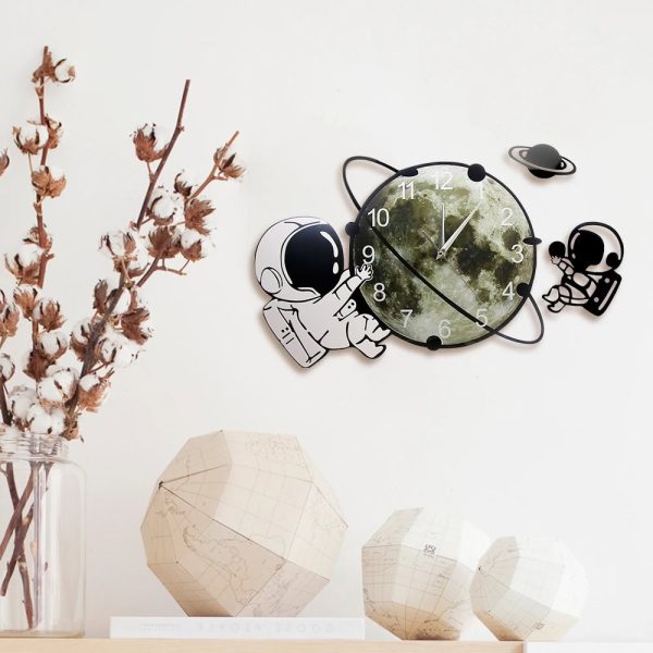 Relógio de parede com tema espacial, incluindo astronauta, lua e planetas, decorativo e educativo.