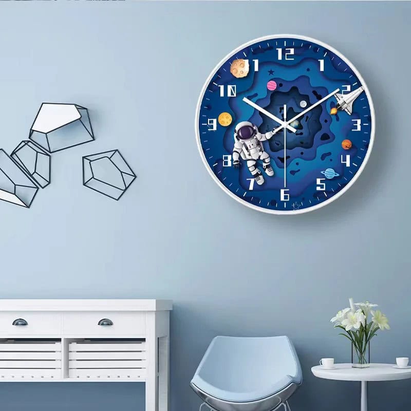 Relógio de parede com tema espacial, astronauta, planetas e estrelas, em fundo azul escuro, com números brancos e ponteiros tradicionais.