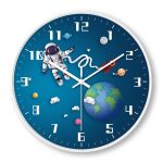 Relógio de parede com fundo azul, astronauta flutuando, planetas e estrelas, representando o espaço.