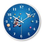 Relógio de parede com fundo azul, astronauta e planetas do sistema solar, ponteiros brancos e detalhes espaciais.