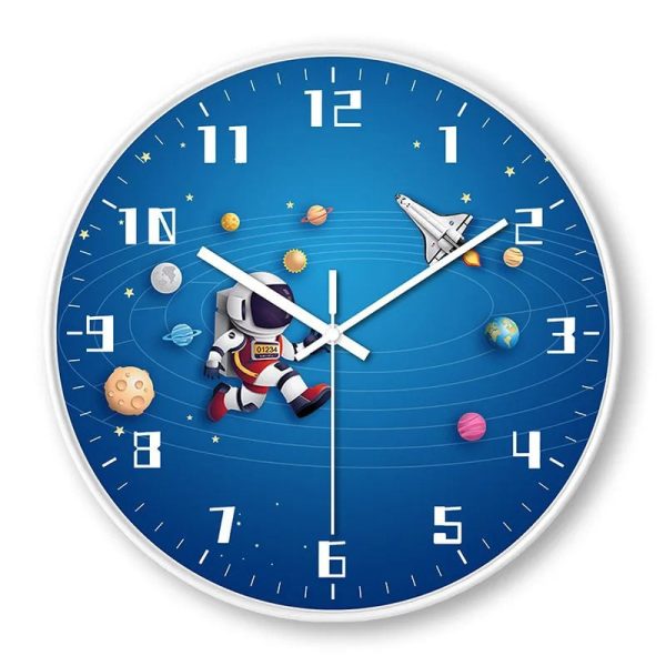 Relógio de parede com fundo azul, astronauta e planetas do sistema solar, ponteiros brancos e detalhes espaciais.