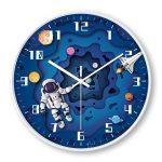 Relógio de parede com tema espacial, astronauta, planetas e foguete, fundo azul escuro com detalhes de estrelas e galáxias.