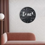 Relógio de parede com fundo preto e fórmulas matemáticas, destaque para a equação E=mc² em branco.